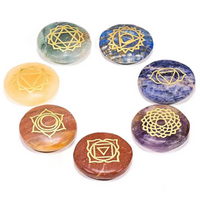 Voici une belle série de 7 pierres semi-précieuses plates, rondes, dans des couleurs et les symboles des chakra originaux. Pierres semi-précieuses: Jaspe rouge, Aventurine pêche, Quartz or, Aventurine, Sodalite, Améthyste et lapis-lazuli.