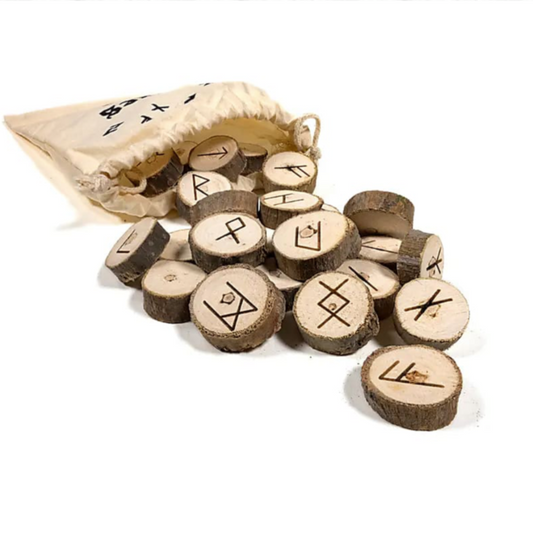 Le jeu Oracle des Runes est un ensemble de 25 runes en bois dans un sac en coton. Elles sont un outil de divination ou de méditation, ou peuvent être conservées comme un talisman.