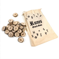 Le jeu Oracle des Runes est un ensemble de 25 runes en bois dans un sac en coton. Elles sont un outil de divination ou de méditation, ou peuvent être conservées comme un talisman.