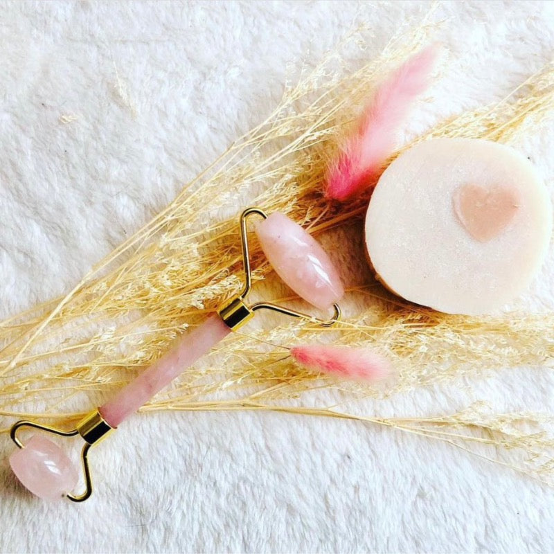 Le rouleau de massage est un des secret de beauté des femmes chinoises depuis des millénaires. Melle Cerise & Co vous propose un rouleau de massage en quartz rose qui sera le complément parfait aux soins de peau.