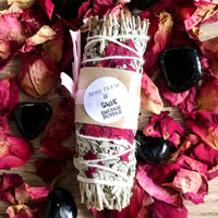 La Sauge Blanche est utilisée depuis des siècles notamment par les chamans amérindiens dans des rituels de purification et de guérison (Salvia Apiana signifiant guérir..). Elle éloigne les énergies négatives, on considère que c'est l'herbe la plus puissante (aura, maison, objet...)en terme de protection.   La rose quand à elle en plus de son odeur délicate porte un message d'amour, la rose rouge est symbole de passion