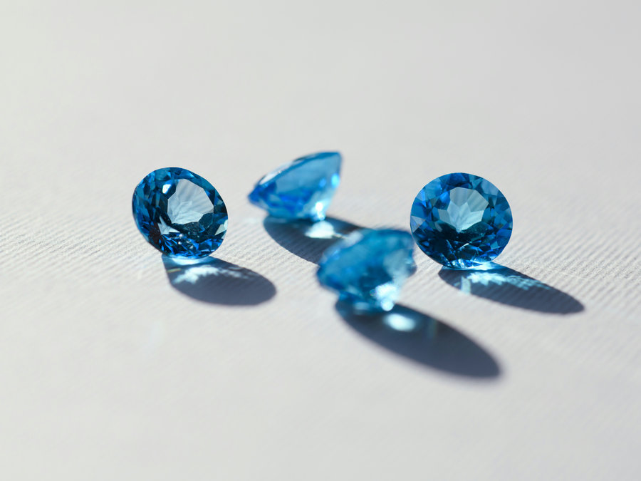 💎 Le Saphir : Quand la clarté devient intuition — la pierre qui écoute ton âme